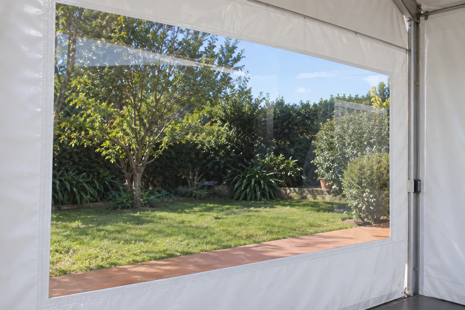 Ejemplo ilustrativo de ventana transparente en una carpa