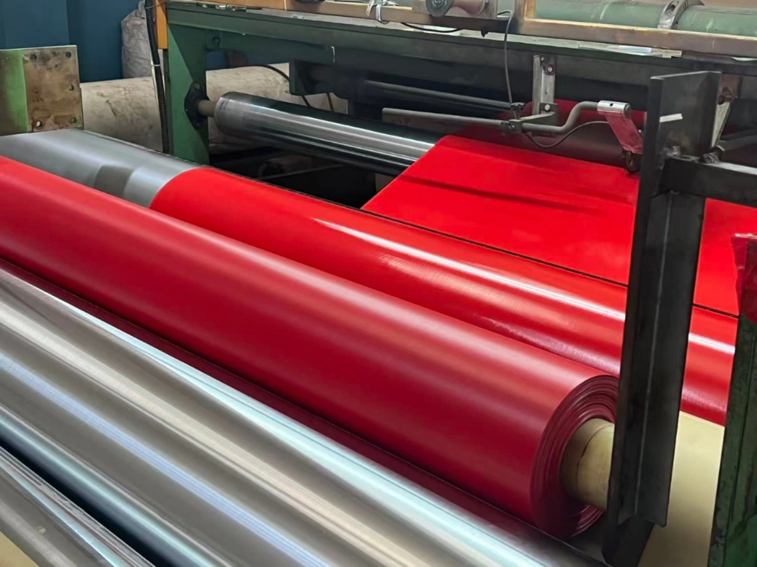 Lona roja en la línea de producción, fotografía proporcionada por ECTON